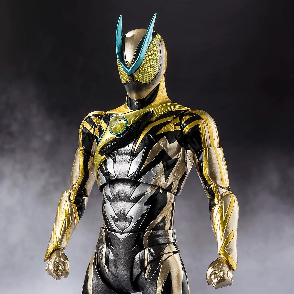 Bandai S.H. Figuarts Kamen Rider Gold Drive - Action Figure Ufficiale Con Parti Driver Banno E Mani Intercambiabili