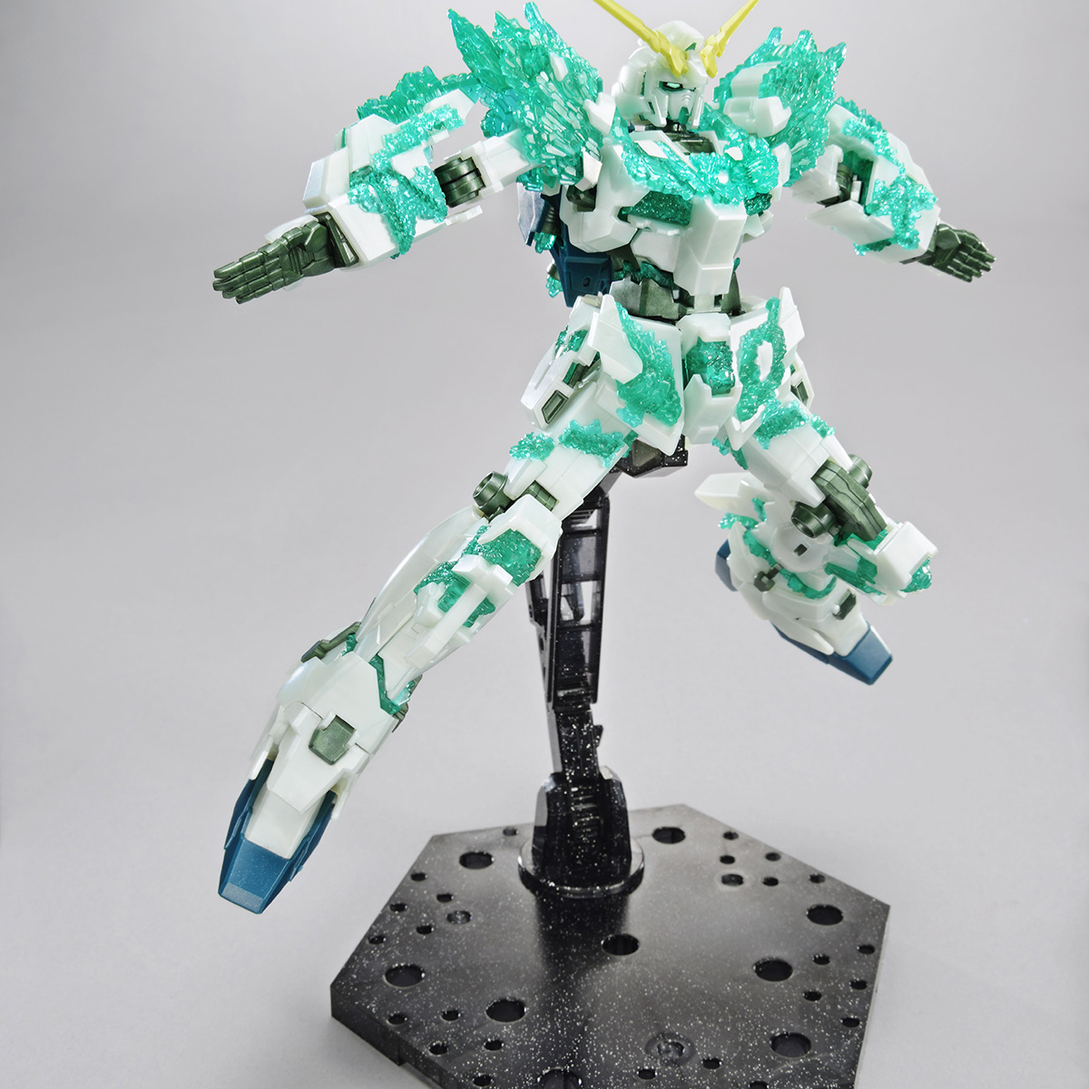 HG 1/144 THE GUNDAM BASE LIMITED UNICORN GUNDAM (LUMINOUS CRYSTAL