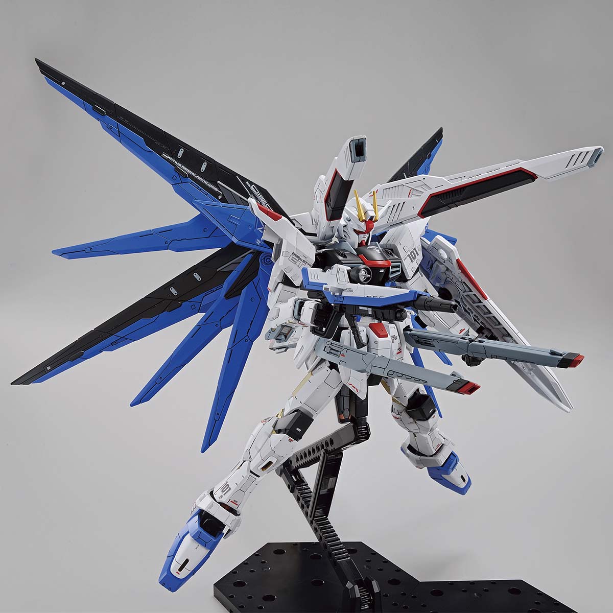 FULL MECHANICS 1/100 THE GUNDAM BASE LIMITED ZGMF-X10A FREEDOM