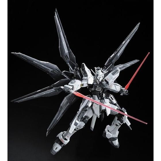 Tampilan penuh RG Strike Freedom Deactive Mode dengan aksesoris