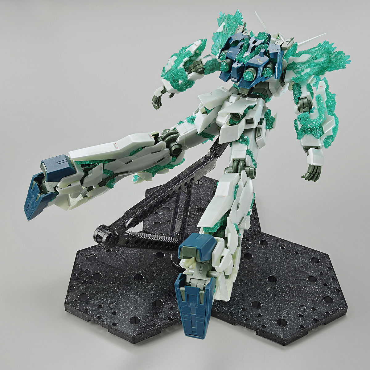 MG 1/100 THE GUNDAM BASE LIMITED UNICORN GUNDAM (LUMINOUS CRYSTAL