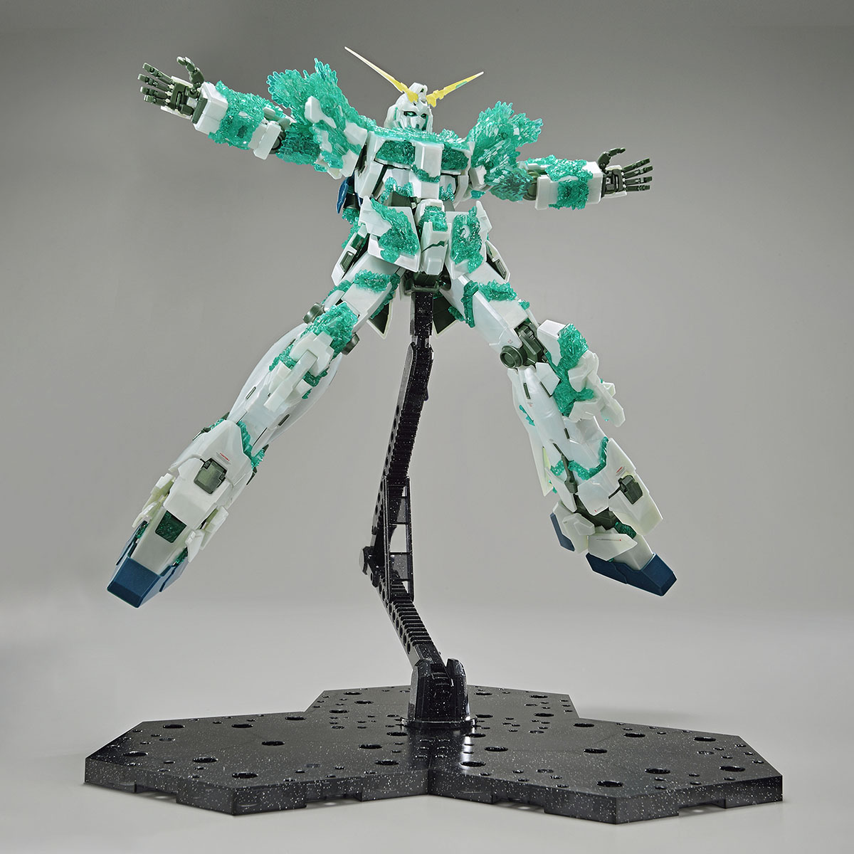 MG 1/100 THE GUNDAM BASE LIMITED UNICORN GUNDAM (LUMINOUS CRYSTAL