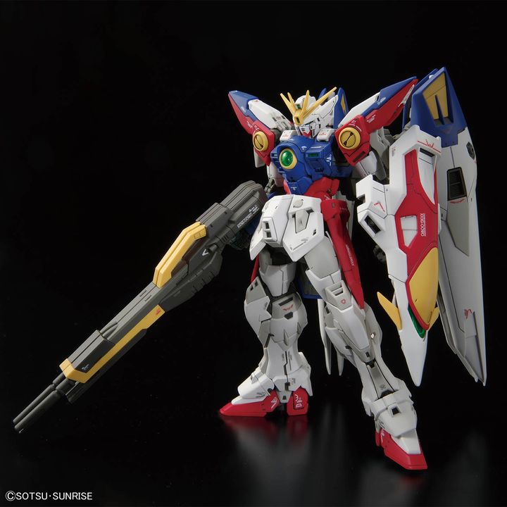 RG 1/144 Wing Gundam Zero - tampilan depan kit dengan sayap terbuka
