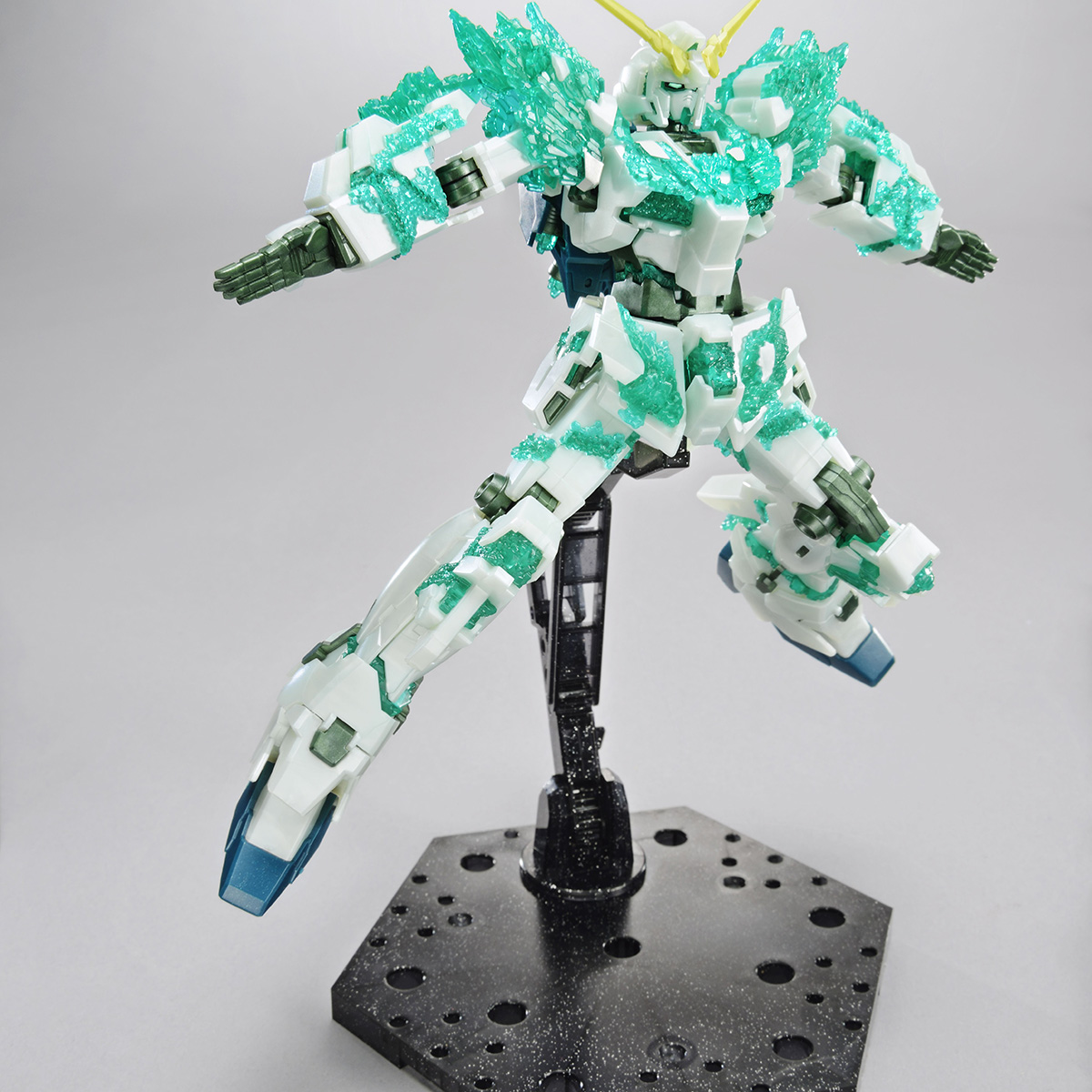Gundam Base Limited HG 1/144  Unicorn Gundam Luminous Crystal Body Model Kit FS