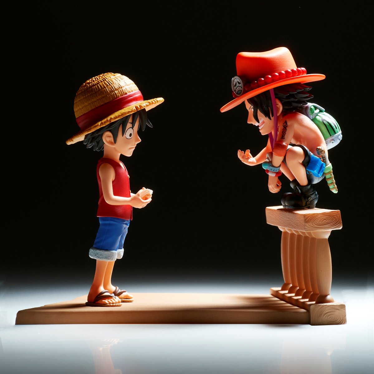 ONE PIECE WORLD COLLECTABLE FIGURE LOG STORIES-MONKEY.D.LUFFY & PORTGAS.D.ACE-